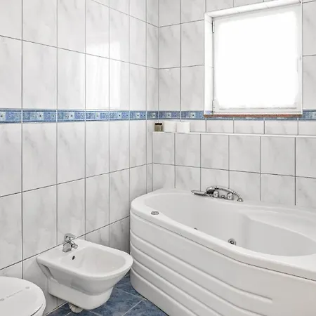 In - Barun - 4 Adults, Sea View Terrace Guest house