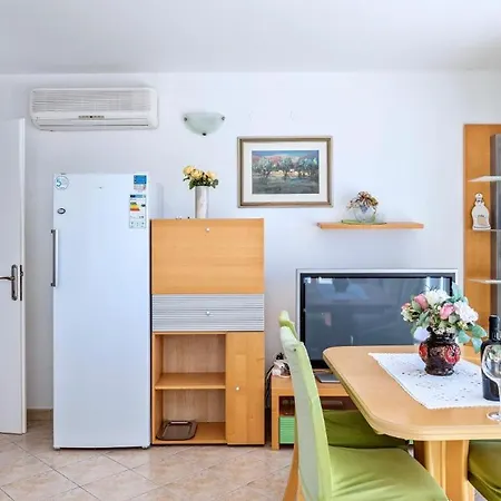 In - Barun - 4 Adults, Sea View Terrace Guest house
