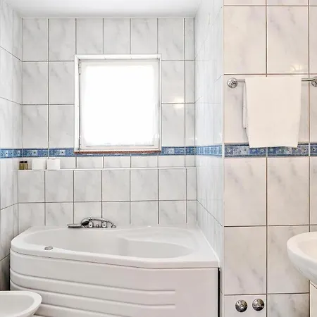 In - Barun - 4 Adults, Sea View Terrace Guest house